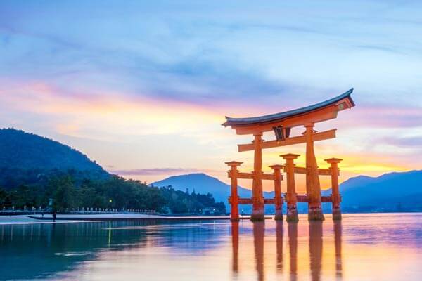 鳥居:日本的天界之門 Torii: A Japanese Gate between Heaven and Earth