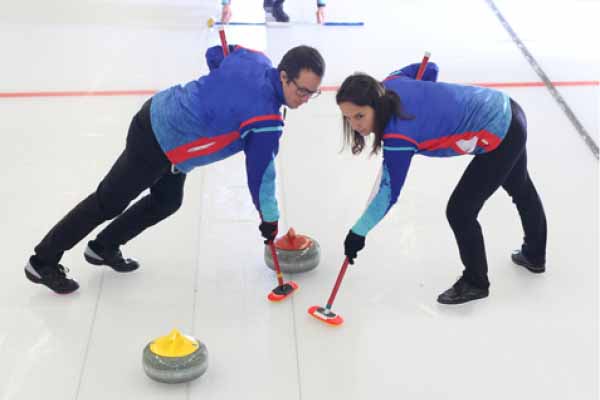冰壺:保齡球、溜冰還是大掃除? Let’s Go Curling!