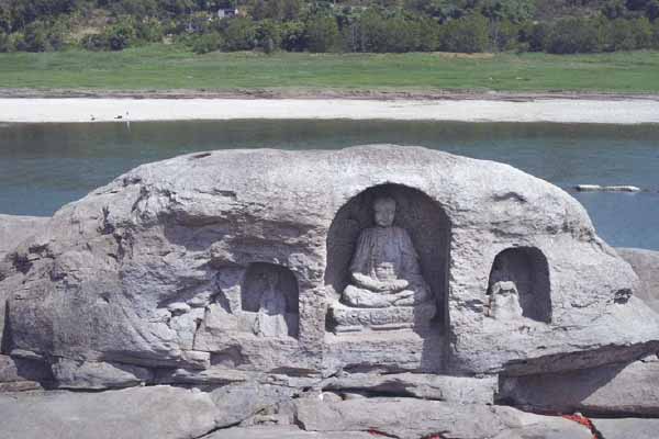 乾旱顯露出河流底下的 驚人祕密 Droughts Reveal Surprises beneath Rivers