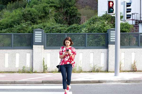 行人低頭族 危機四伏! Distracted Walking