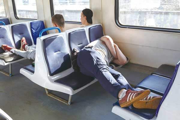 請勿占用座位! Seat Hogging