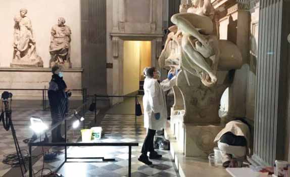 雕像修復師 ── 細菌 Scientists Use Bacteria to Clean Michelangelo Masterpieces