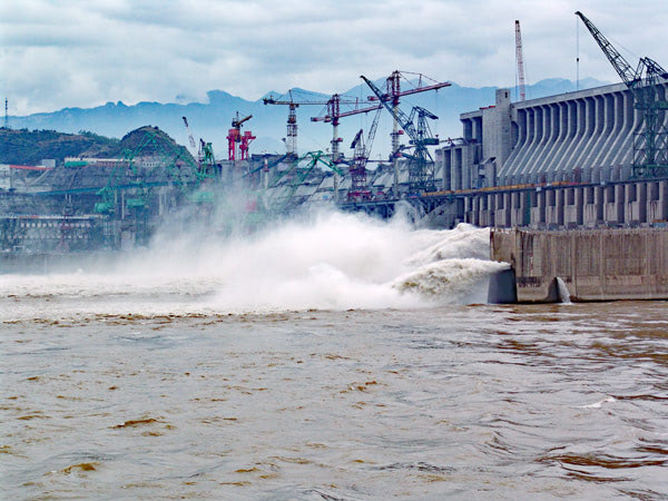 長江第一號洪水來襲 三峽大壩緊急洩洪 China Flooding Reaches New Levels