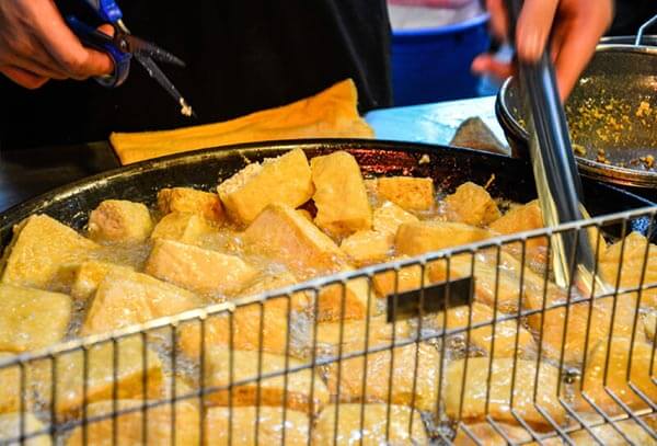 這些夜市小吃標上英文 #hashtag,讓外國人看得口水直直流 - stinky tofu 臭豆腐