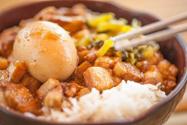 這些夜市小吃標上英文 #hashtag，讓外國人看得口水直直流 - braised pork rice 滷肉飯