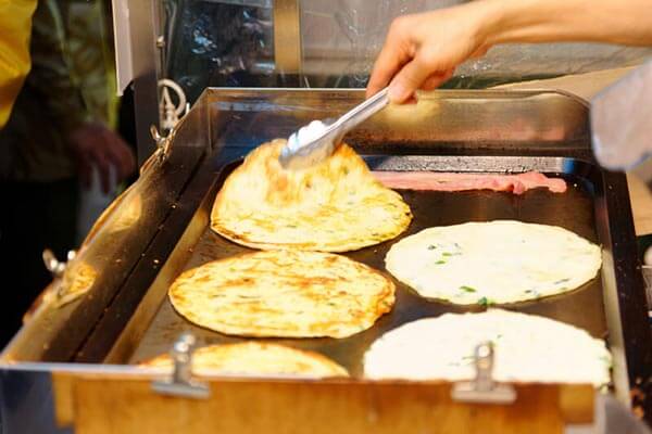 這些夜市小吃標上英文 #hashtag，讓外國人看得口水直直流 - flaky scallion pancake 蔥油餅